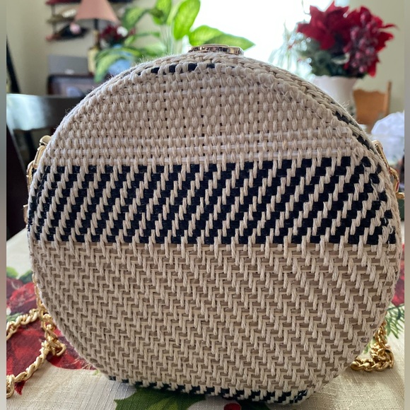 Small Bag with gold hardware hard outer shell - Picture 3 of 3